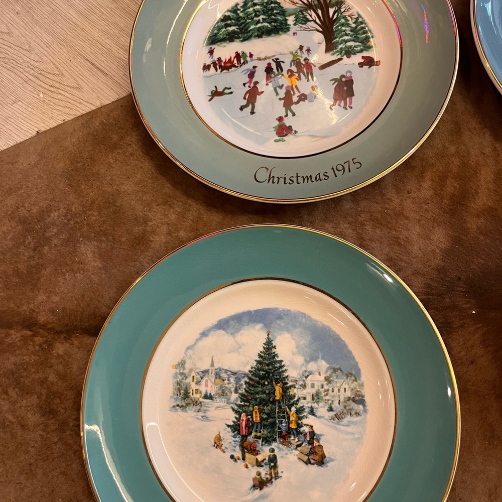Wedgwood Holiday Scene Plate Set in Blue and Cream - Picture 10 of 13